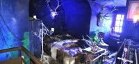 PICTURES/France - Sedan Castle/t_Bedroom with Trophys.jpg